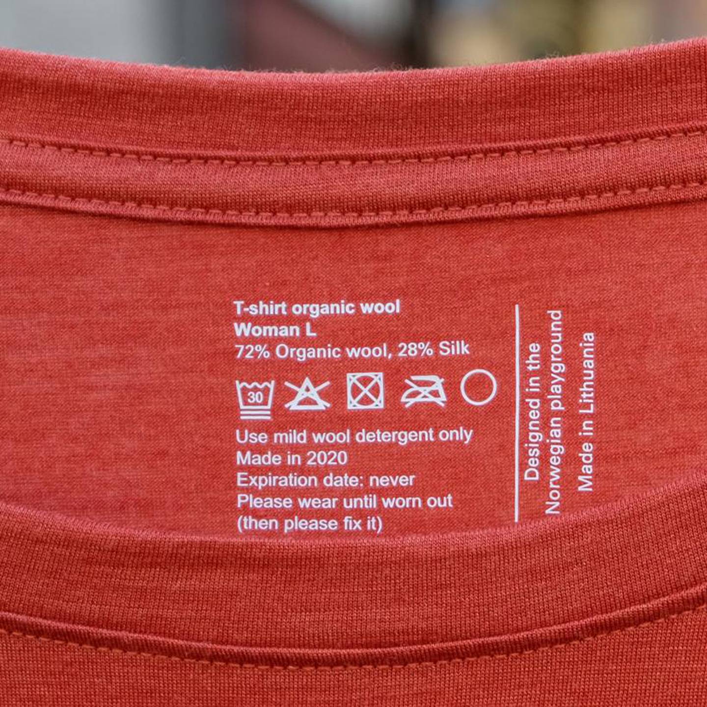 "Utløpsdato: aldri" står det på denne genseren. Det oppfrores også til å bruke den til den er utslitt og deretter reparere den.