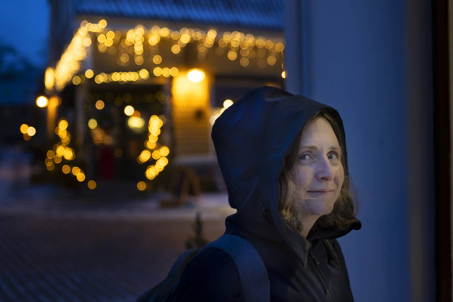 Portrett Hilde Hagerup fotografert i Sjømannsparken og Gamlebyen Fredrikstad for Dagsavisen Demokraten