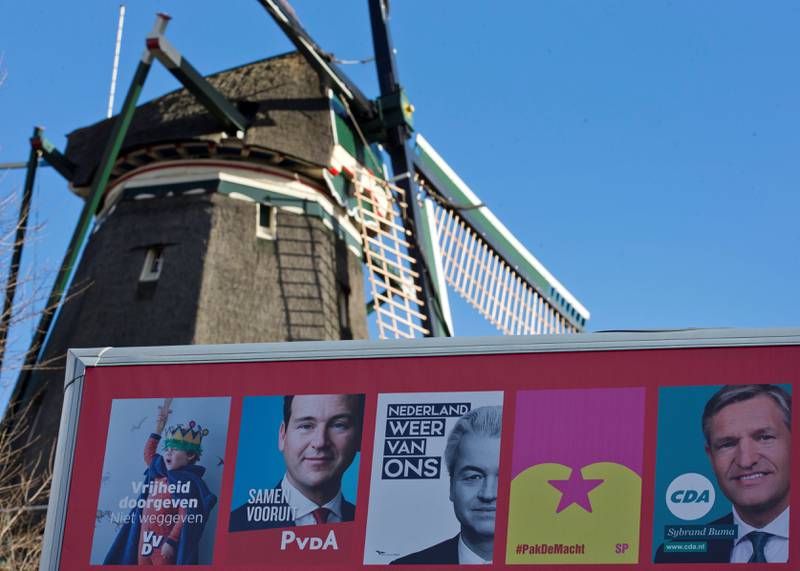 Valgplakater for partiene er hengt opp i Amsterdam. Valget holdes om to uker. 
