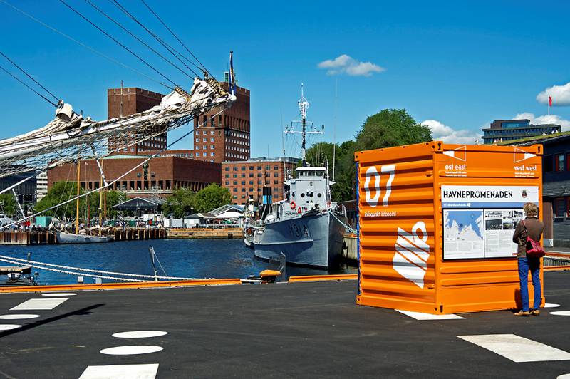 De oransje konteinerne er Havnepromenadens viktigste elementer, blant annet utstyrt med plakater med historier fra nærområdet de står i, ymse fakta, Oslo-dikt og tegninger fra havneområdet. FOTO: Nils Petter Dale