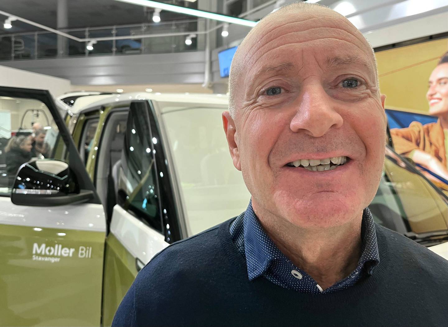 Jan Olav Fikstvedt hos Møller Bil er fornøyd med bilsalget og interessen blant kundene.