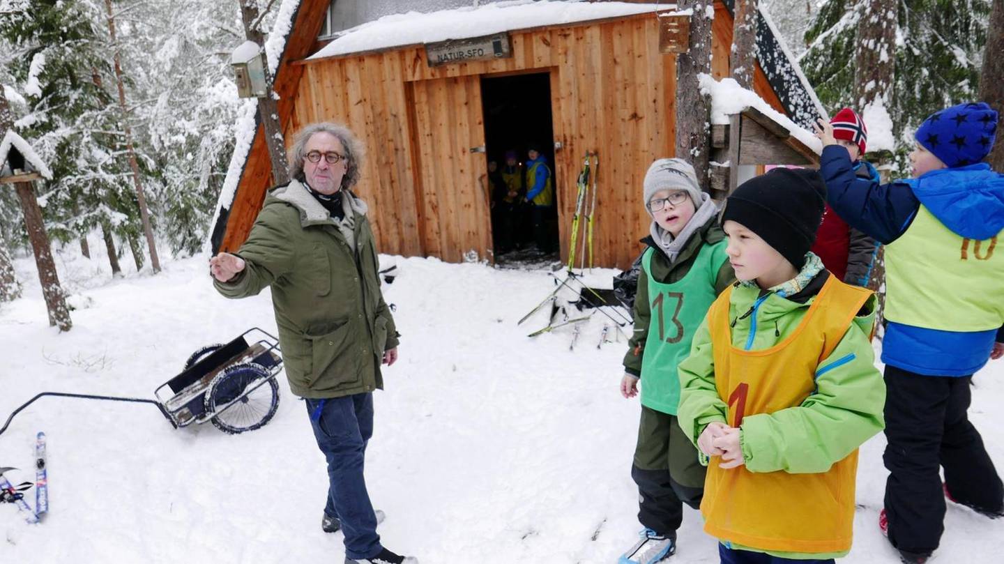På Borge skole har de Ute-SFO, som de selv bare kaller «1317 Skøvven». SFO-leder Jan-Kåre Fjeld holder orden mens barna er på vei inn i leirens spisesal, lavvoen, for å varme seg på peis og fiskesuppe i februar 2019.