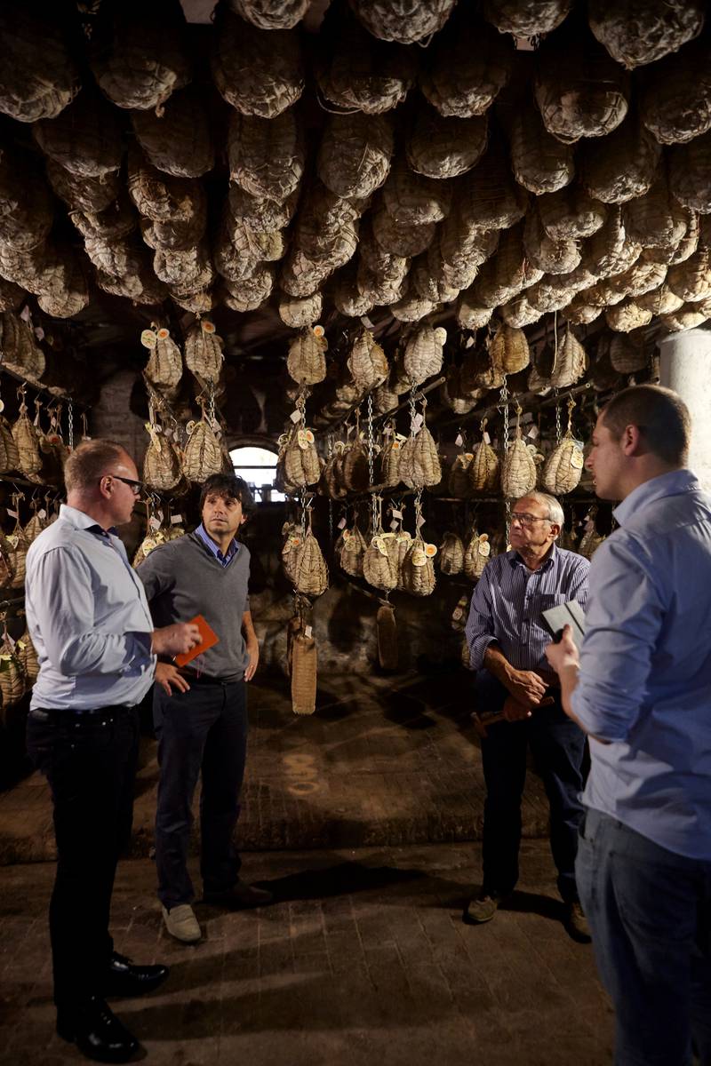 Bre del Gallo i Parma-provinsen lager den mest utsøkte skinken, culatello, av muskelen på den øvre og møreste delen av låret. Den modnes i svineblærer i opptil tre år.