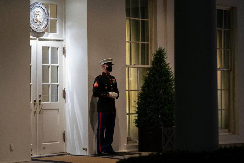 En marineinfanterist står vakt ved inngangen til vestfløyen av Det hvite hus, noe som betyr at president Donald Trump er i det ovale kontor.