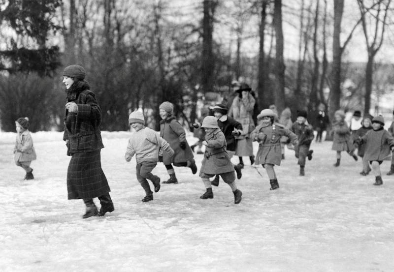 Norges første parktante Vera Hansen med parkbarna i Frognerparken 1924. Hun arbeidet med barn hele livet og la vekt på at leken skulle være fri og på barnas premisser.