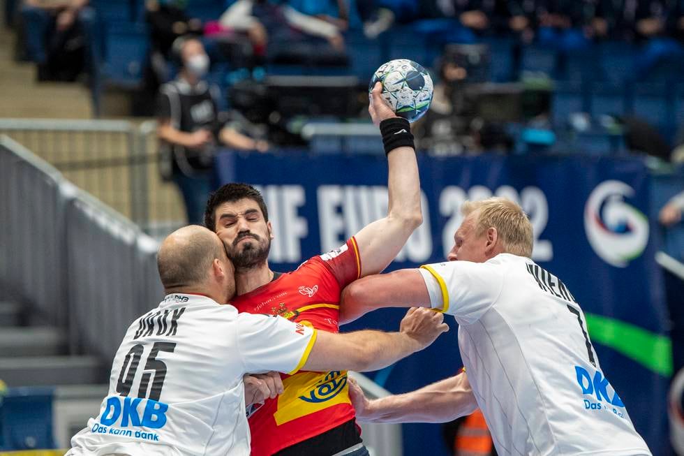 Spanias Eduardo Gurbindo Martinez i duell med Tysklands forsvar i håndball-EM. Foto: Annika Byrde / NTB