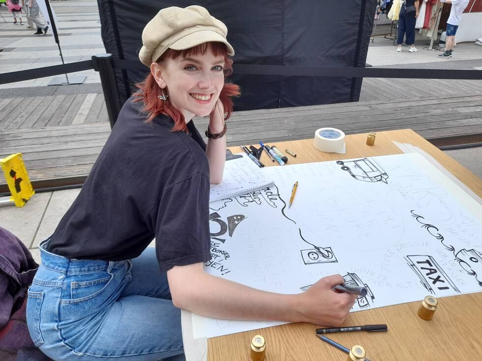 Aurora Wilde fra Moss spør folk hva de ønsker seg i byen, og tegner det.