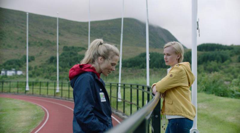 Ane Dahl Torp og Emma Bones i andre sesong av "Heimebane", som får førpremiere på filmfestivalen i Tromsø