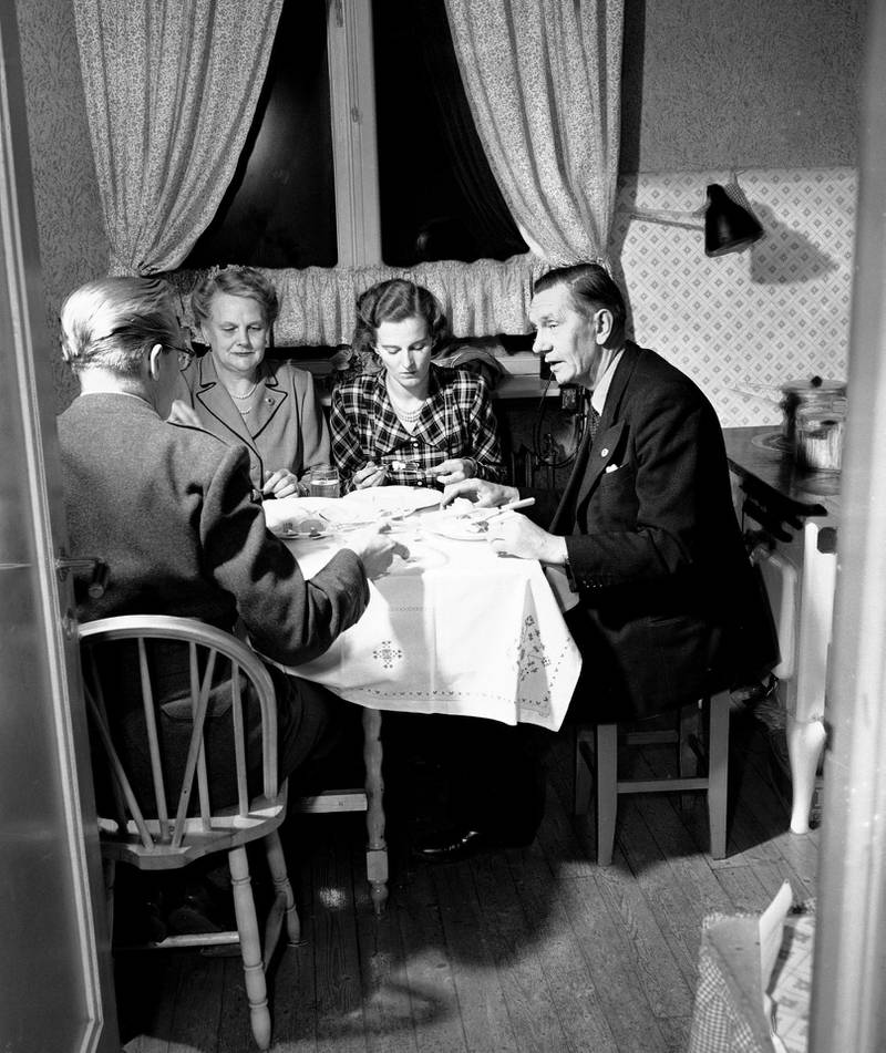 Statsminister Oscar Torp i 1951 med familie samlet rundt middagsbordet på et lite kjøkken. Torp leide ut mesteparten av leiligheten sin i en tid med høy bolignød og rekvirering av husrom. Kjøkkenet var overlatt de nye leieboerne, men en liten spisekrok med kokemuligheter hadde statsministeren innredet.