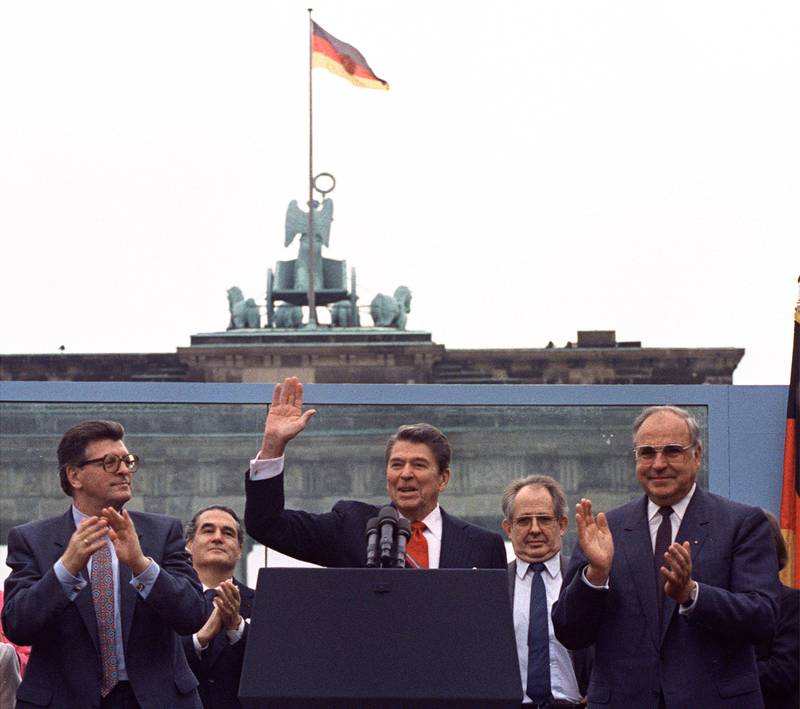 Helmut Kohl med Ronald Reagan under den historiske talen ved Brandenburger Tor i 1987, da Reagan sa: "Mr Gorbatsjov, tear down this wall!"