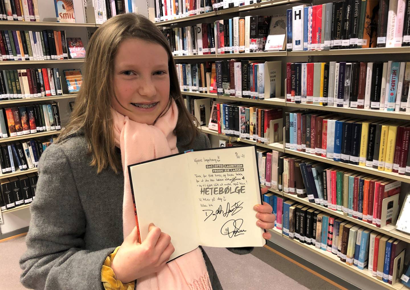Ingeborg Sand Drangsholt fikk en signert utgave av «Hetebølge» som takk for at hun sørget for donasjon av sin nye favorittserie til sitt nærbibliotek.