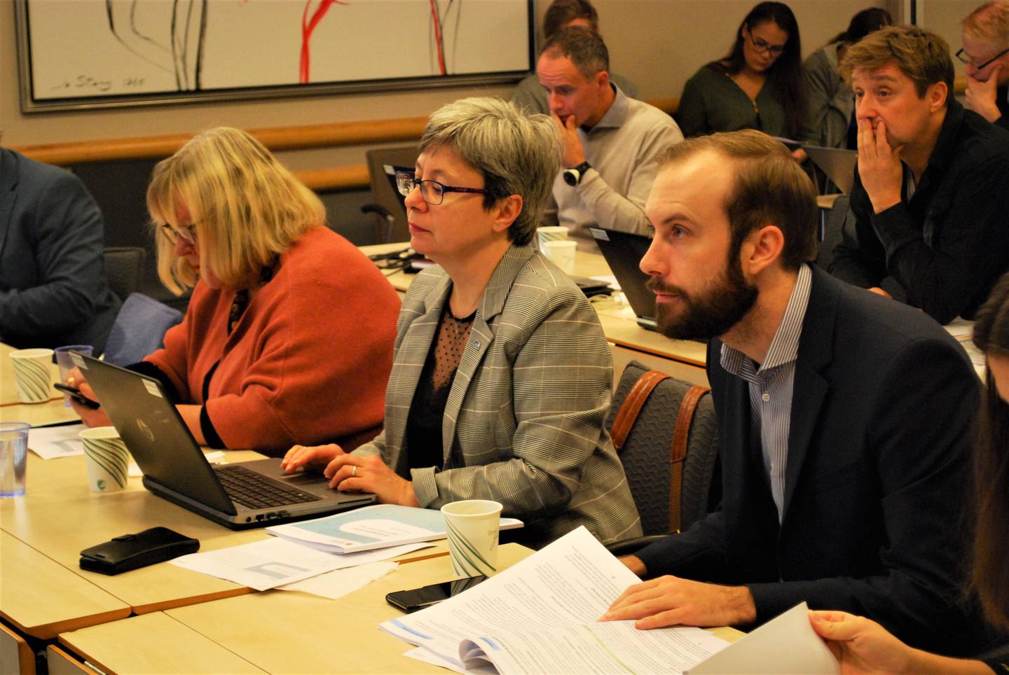 Politikerne følger med under fylkesrådmannens framleggelse av Østfold fylkeskommunes budsjett for 2019. Her May Hansen (SV, til venstre), Monica Carmen Gåsvatn og Simen Nord (begge Høyre) .