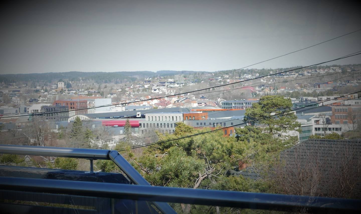 Tom Rohde-Moe har god utsikt til Fredrikstad stadion fra stuevinduet der pianoet står.