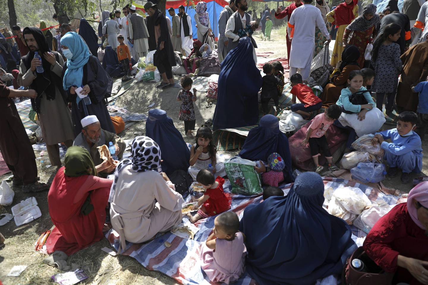 Internt fordrevne flyktninger fra Kunduz-provinsen har søkt tilflukt i en offentlig park i hovedstaden Kabul.