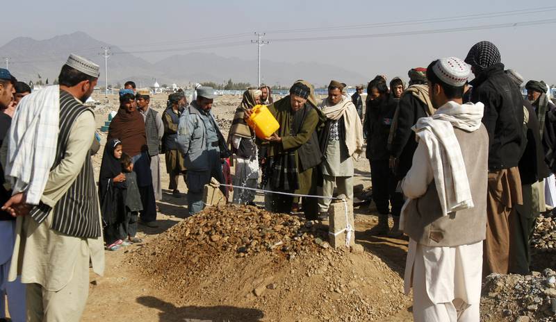 Et av ofrene etter angrepet i Kandahar ble begravet i går. Over 60 mennesker ble drept, inkludert mange sivile. FOTO: Allauddin Kahn/NTB scanpix