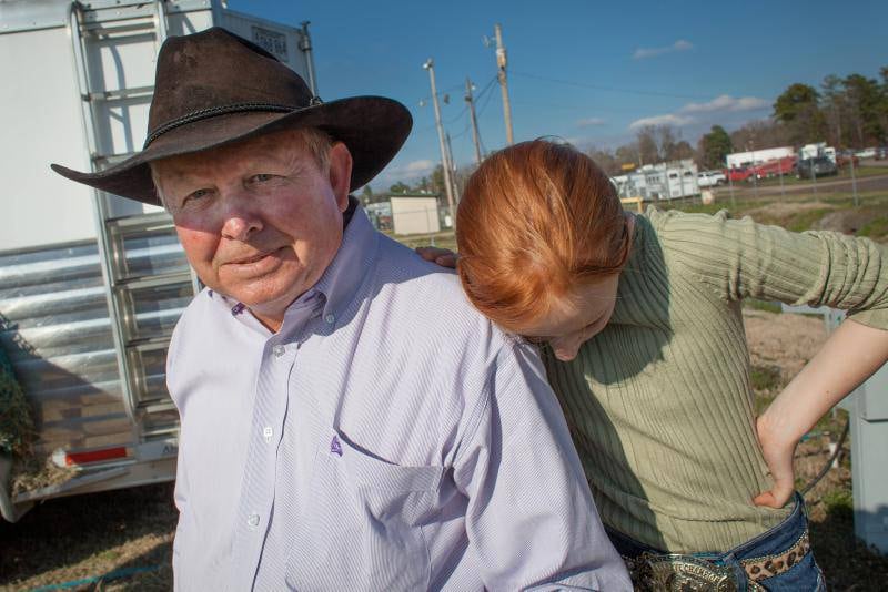 Tommy Aryn sammen med barnebarnet Anna Fletcher som elsker å delta på barrel racing. – Jeg ville også stemt republikansk hvis jeg kunne, sier Anna. FOTO: BRIAN CLIFF OLGUIN