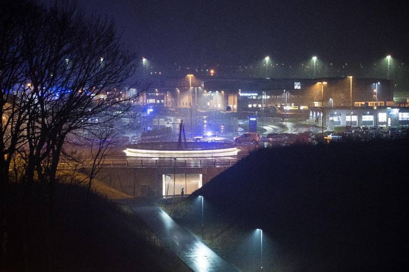 Reisende på Stavanger lufthavn og evakuerte fra Scandic hotell blir tirsdag kveld fraktet til Stavanger etter at det begynte å brenne i et parkeringshus ved flyplassen.