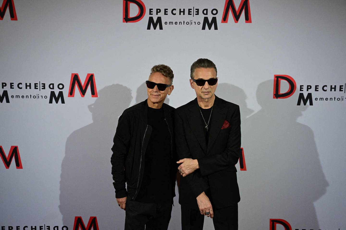 Medlemmene fra Depeche Mode, Martin Gore (t.v) og Dave Gahan lanserte den kommende verdensturneen på en pressekonferanse i Berlin tirsdag.