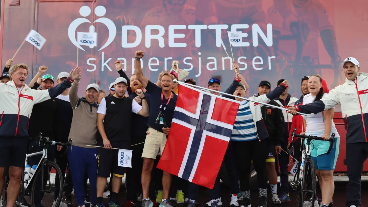 Utøverne og støtteapparatet fra Idretten Skaper Sjanser jubler sammen med Dag Otto Lauritzen (i midten) etter målgang i Målselv fjellandsby, den tøffeste etappen under Arctic Race of Norway 2021.