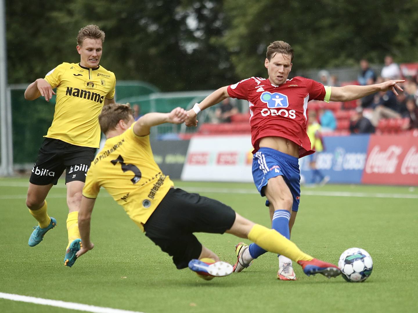 I denne situasjonen mener Skeid-trener Gard Holme at Amund Møllerhagen burde hatt sitt andre gule kort, og dermed blitt utvist.