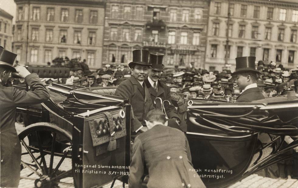 Kong Haakon VII og kongen av Siam på Piperviksbryggene med Sjøgata i bakgrunnen 5. juli 1907.