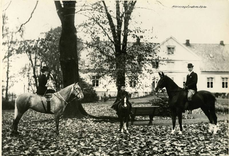 BYGDØY 1910: Dronning Maud, kronprins Olav og Kong Haakon til hest i hagen på Kongsgården. ALLE FOTO: ANDERS B. WILSE