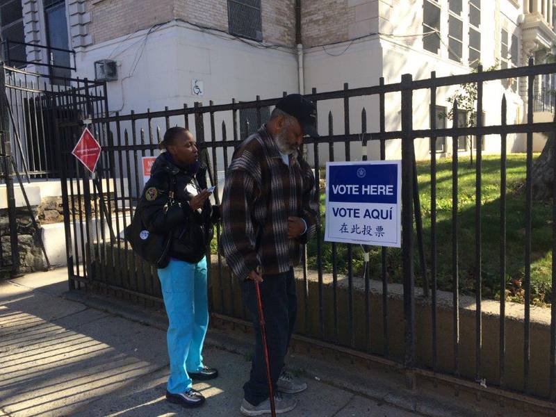 Det var overveldende støtte til Hillary Clinton ved valglokalet i det afro-amerikanske nabolaget Bedford-Stuyvesant i Brooklyn i dag. 