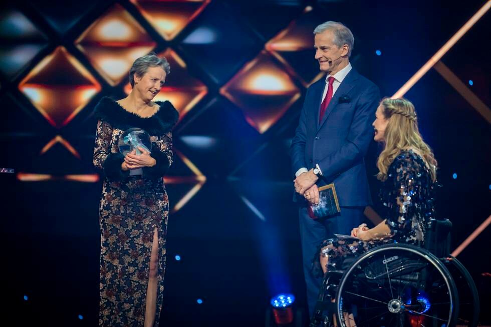 Karen Espelund fikk Idrettsgallaens hederspris 2022 i Oslo Spektrum. Prisen ble delt ut av statsminister Jonas Gahr Støre og Birgit Skarstein.