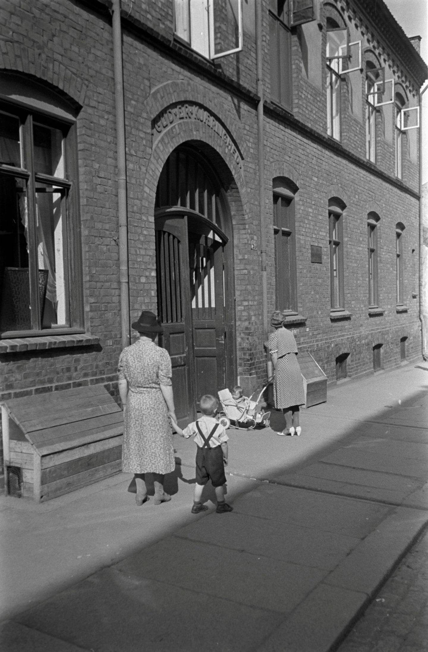 Tøyenkirkens barnekrybbe i Herslebs gate 43 åpnet i 1911, slik at småbarn med mødre som arbeidet fikk ordentlig tilsyn. Foto fra 1941.