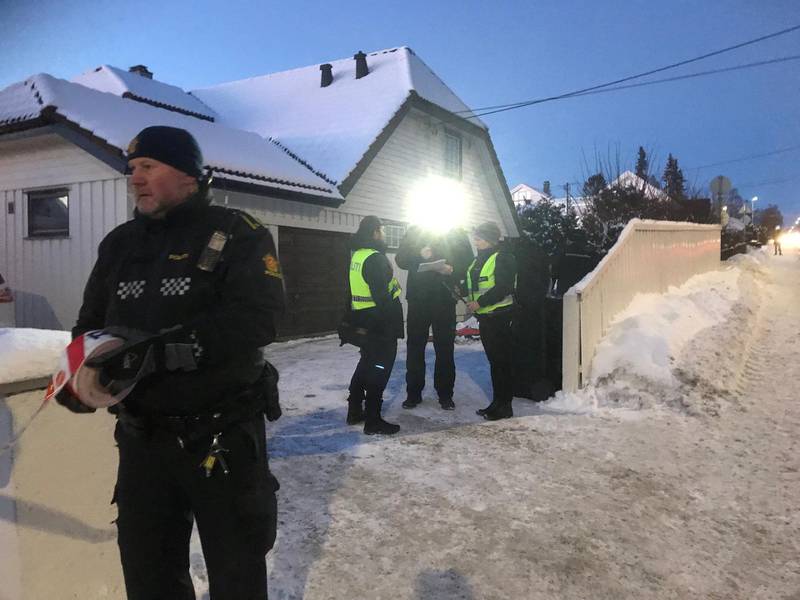 17. januar: Politiet rykker ut og etterforsker en mulig brannstiftelse ved huset til justisminister Tor Mikkel Wara. En søppelkasse på stedet hadde smeltet. FOTO: OLE KRISTIAN BJELLAANES/NTB SCANPIX