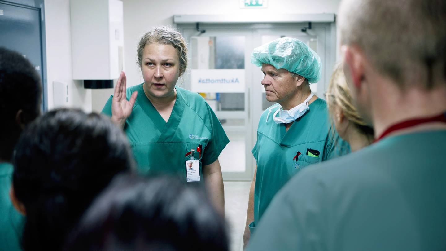 Ullevål-kirurgen Anne Cathrine (Ane Skumsvoll) varsler offentligheten om konsekvensen av store kutt ved sykehuset. Kort tid etterpå tar hun imot skadde fra terrorangrepet, som anestesilege på sykehusets akuttmottak.