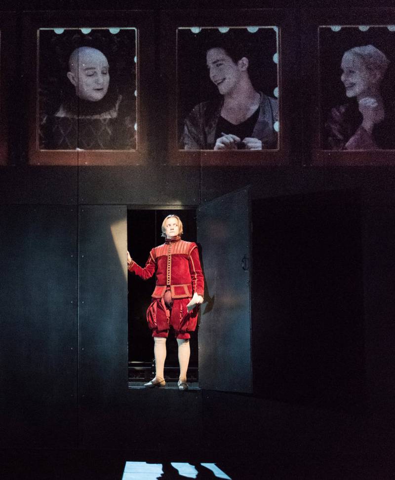 «Orlando» på Rogaland Teater fikk Heddapris for årets forestilling. Nina Ellen Ødegård, her i rødt som Virginia Woolfs           Orlando, fikk dessuten Hedda for beste hovedrolle.FOTO: ROGALAND TEATER
