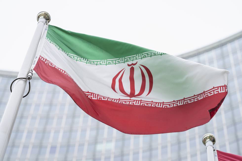 Det iranske flagget utenfor hovedkvarteret til det internasjonale atomenergibyrået IAEA i Wien. Mandag ble atomavtalene mellom Iran og verdens stormakter gjenopptatt i den østerrikske hovedstaden. Iran sier de er fast bestemt på å redde avtalen.
Illustrasjonsfoto: Florian Schroetter / AP Photo / NTB