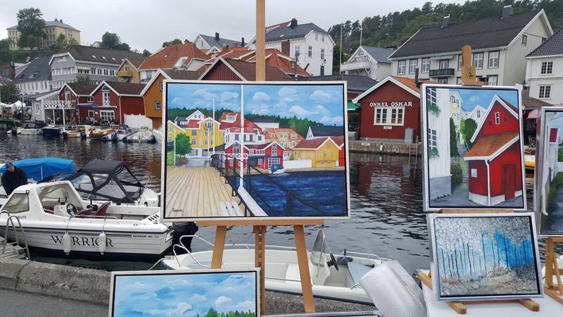 På sommeren utfyller amatørkunstnere rett som det er gatebildet i norske småbyer, side    om side med etablerte kunstneres sommerutstillinger. Her fra Kragerø sentrum, representert ved Tone H. Pedersens malerier med lokale motiver.
