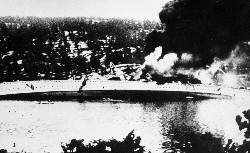 9. april 1940. Den tyske krysseren "Blücher" i Drøbaksundet. Krigsskipet skulle landsette infanteri til okkupasjonen av Oslo, men blir truffet av kanonene på Oscarsborg og synker. FOTO: NTB SCANPIX