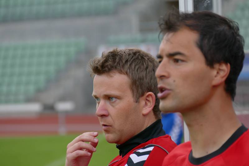 Lyns nye trenere Mikal Aaserud (bak), og Tresor Egholm. FOTO: PER ERIK MOEN