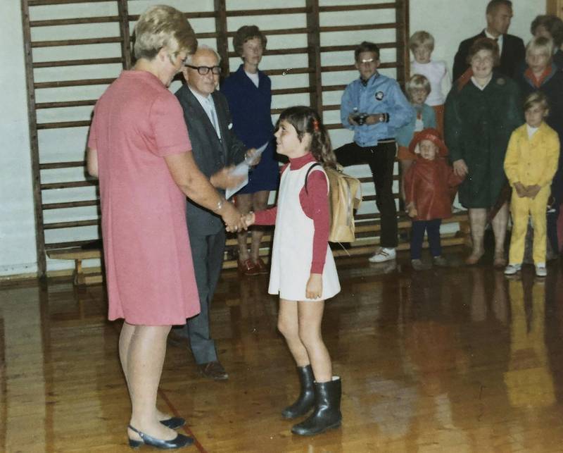 august 1970: Frøken Spangberg hilser på min søsters klassevenninne. Overlærer Vold har nettop ropt opp. De måtte holde seansen inne i gymsalen på Bragernes, på grunn av regnet. Tre år etterpå var det undertegnedes tur. Jeg fikk samme frøken.