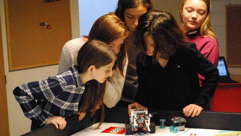 ROBOT: Elevene skal også konkurrere med en robot de har programmert selv i fylkesfinalen i «First Lego League».