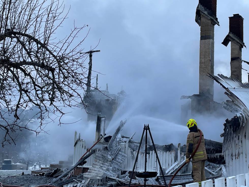 Brann i enebolig i Svelvik, Drammen. Fire personer savnet