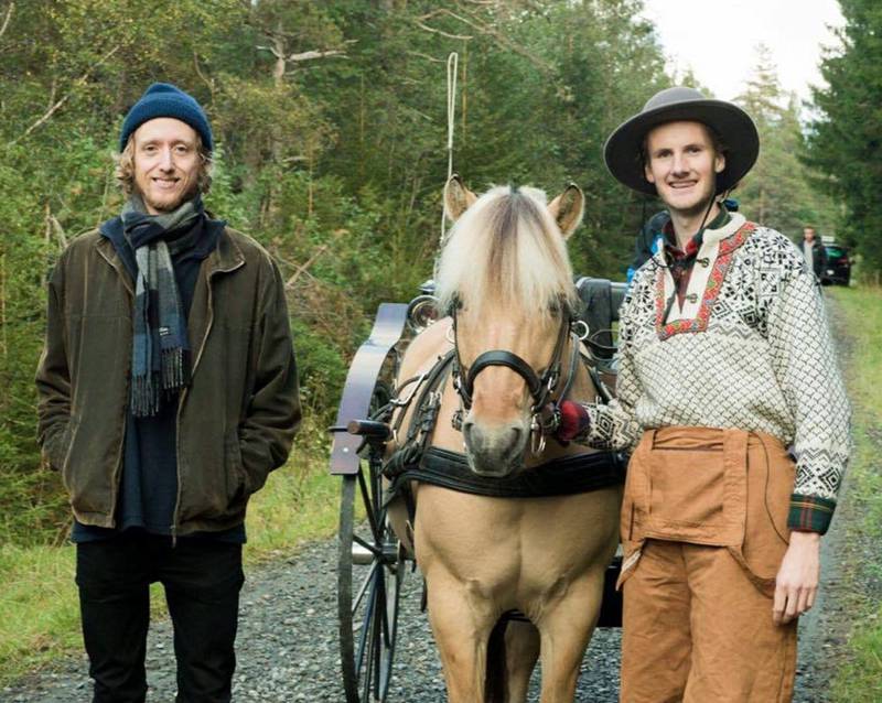 Hest: – Vi prøver å få til litt uvanlige artistintervjuer, sier Haugfos. Her på kjerretur med Jonas Alaska.