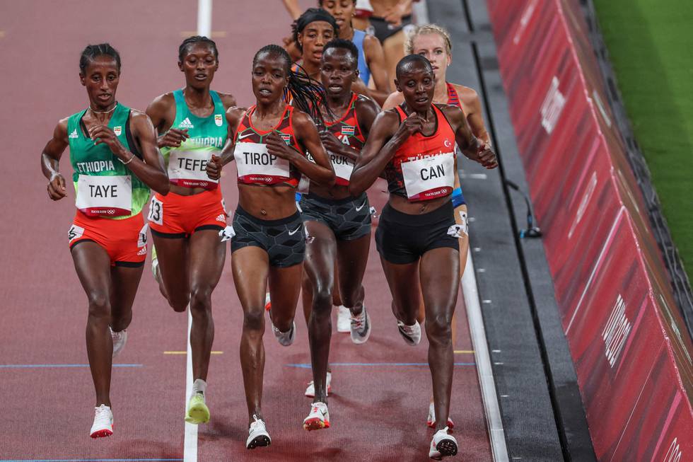 Den kenyanske langdistanseløperen Agnes Tirop (midten) ble funnet død i sitt hjem i Kenya onsdag. Hun deltok under OL i Tokyo for et par måneder siden, og satte verdensrekord for kun én uke siden.