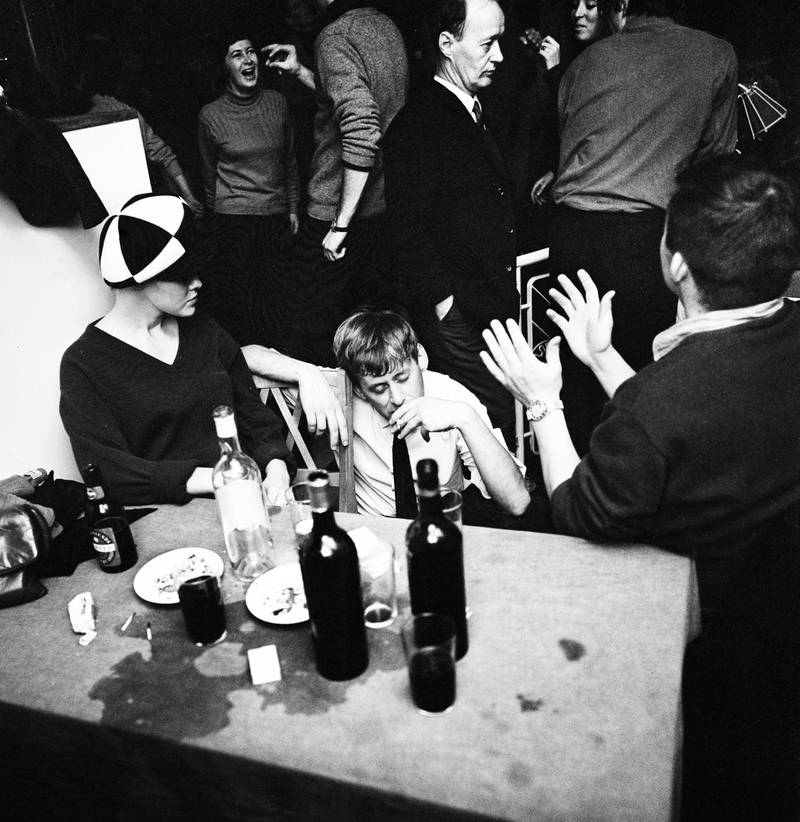 Club 7 Restaurant Kongens lokaler, oktober 1966. I første etasje var det bar, scene og bord på avsatser av ulike høyder rundt et stort dansegulv. Lokalet i andre etasje hadde plysj på veggene, terrasse og en liten scene med en enda mindre garderobe. Her var det diktopplesnigner, jazz- og visekonserter, foredrag og teater. I 1969 ble teatersalen flammenes rov.