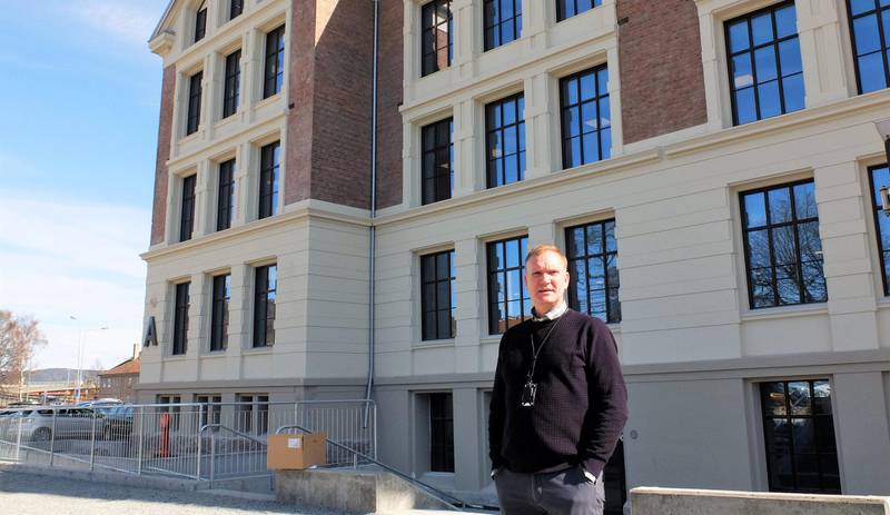 Virksomhetsleder Hugo Limkjær ønsker ansatte og brukere velkommen til nye Senter for oppvekst i Drammen på tidligere Strømsø ungdomsskole.