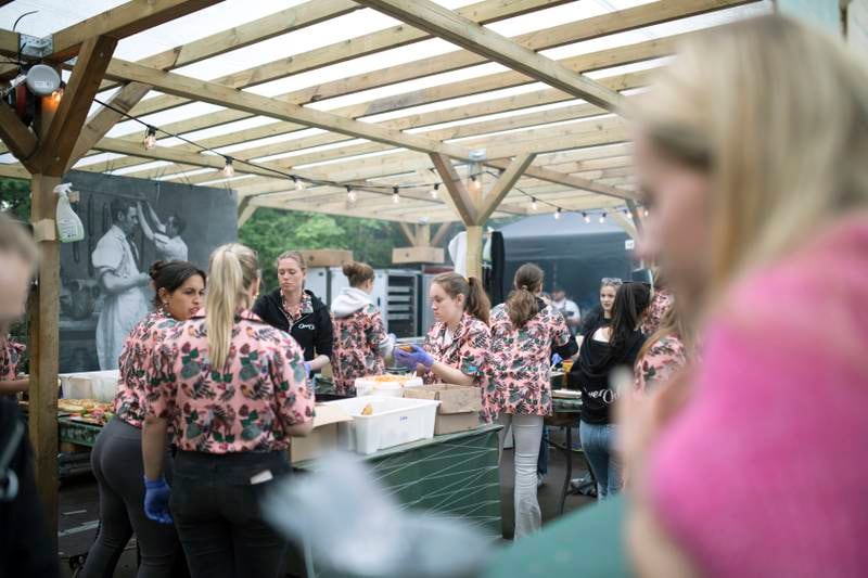 De frivillige som arbeider i Skogsgrillen i årets festival-t-skjorter
