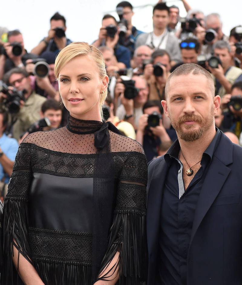Tom Hardy og Charlize Theron så galskapen i øynene da de møtte presse og fotografer i Cannes i går. FOTO: NTB SCANPIX