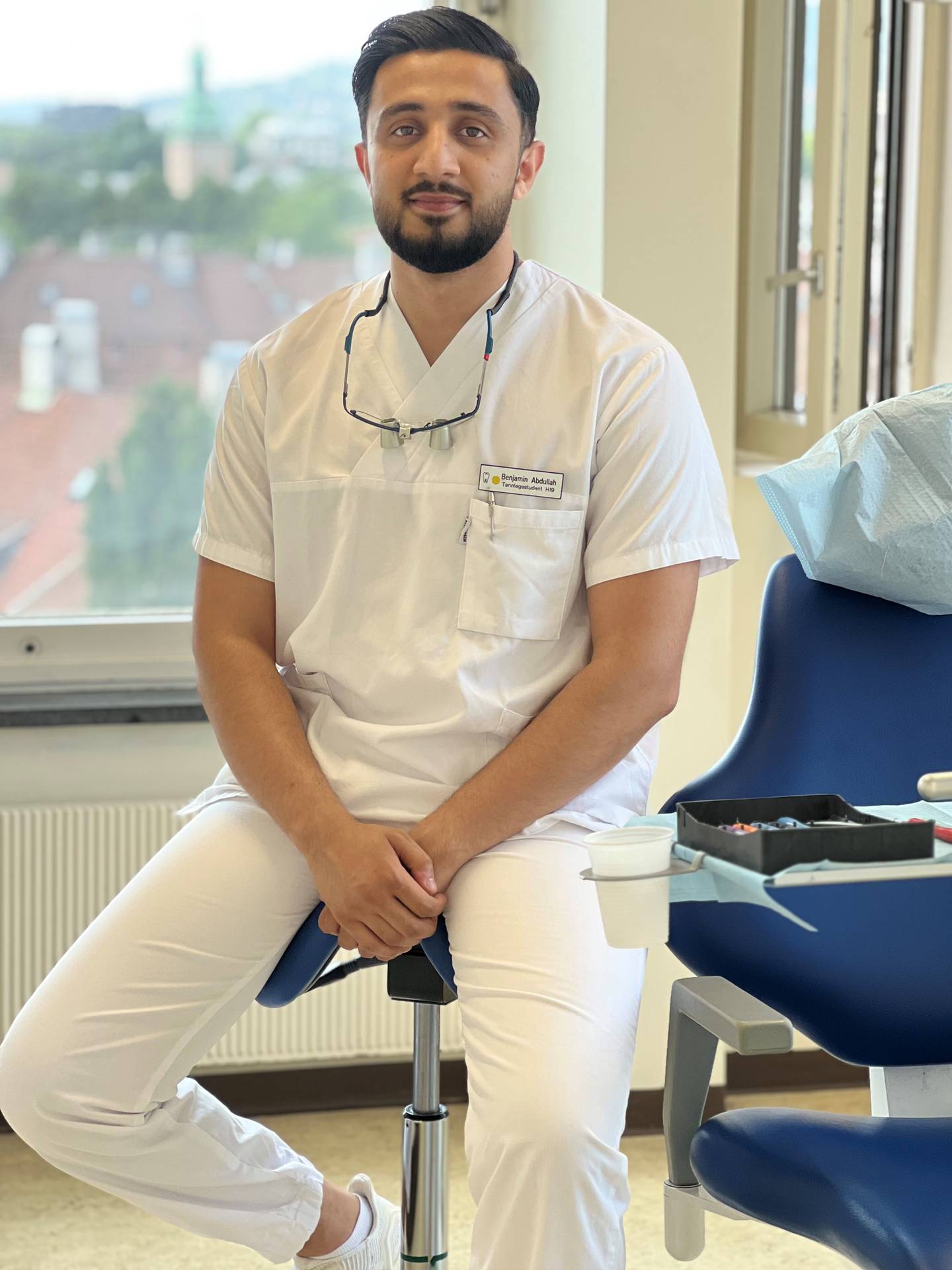 Benjamin Abdullah studerer til å bli tannlege på UiO, men sommerjobb foretrekker han å ha på sykehjem