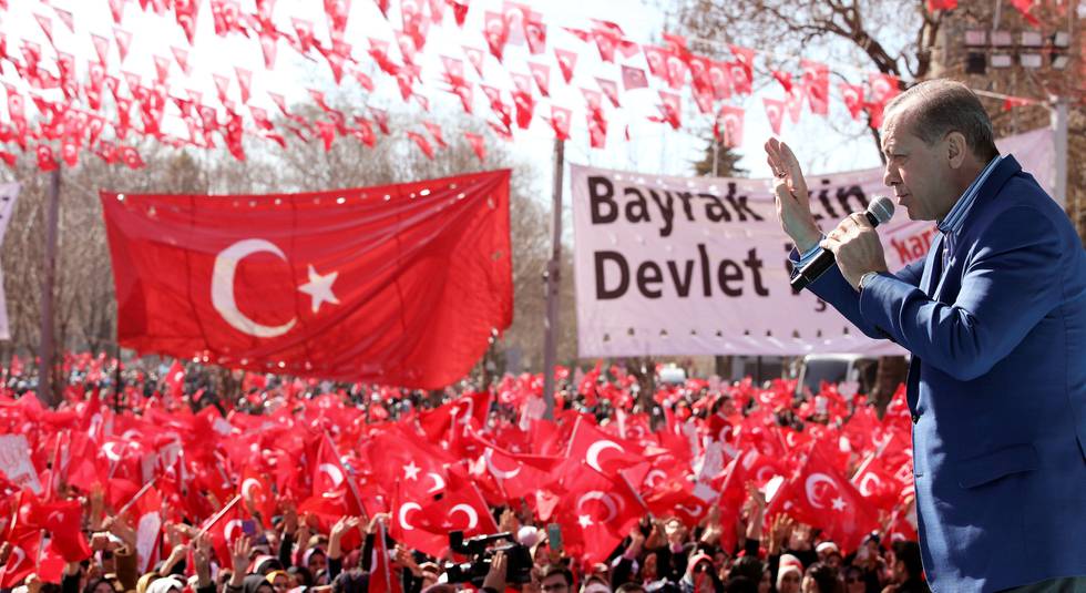 ENEVELDE: Tyrkias president Recep Tayyip Erdogan styrer mot enevelde. Her hilser han tilhengerne i byen Gaziantep, sørøst i landet 19. februar. FOTO: NTB SCANPIX
