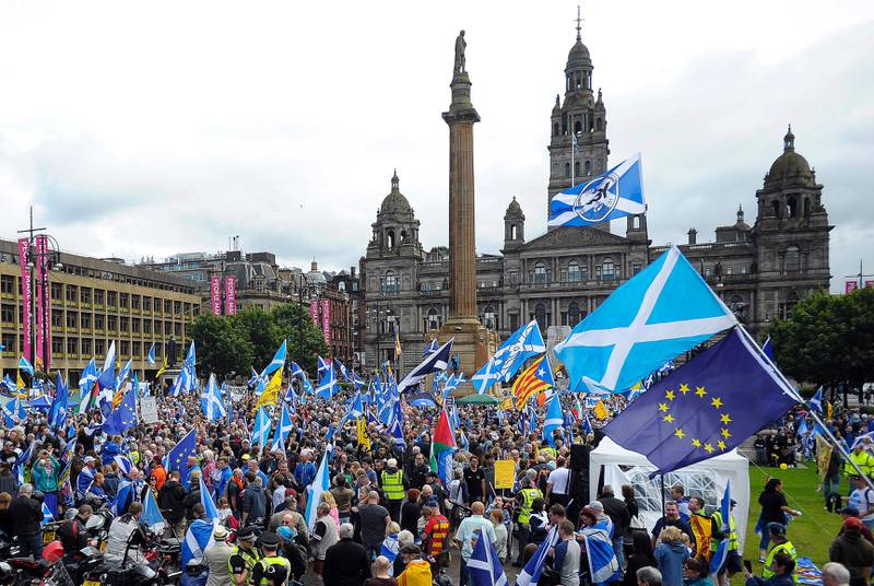 Skottene er ikke ferdig med uavhengighetsdebatten, og nå kan det bli ny folkeavstemning. Her fra en samling av uavhengighetsforkjempere i Glasgow i fjor sommer, etter at et britisk flertall hadde stemt for å gå ut av EU.
