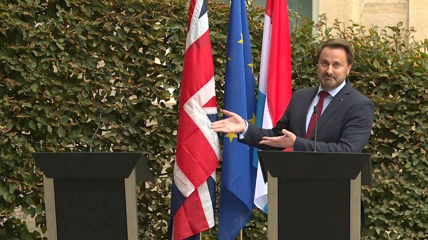 TOM PLASS: Luxemburgs statsminister Xavier Bettel ved siden av en tom talerstol denne uka, der Boris Johnson skulle stått.    FOTO: NTB SCANPIX
