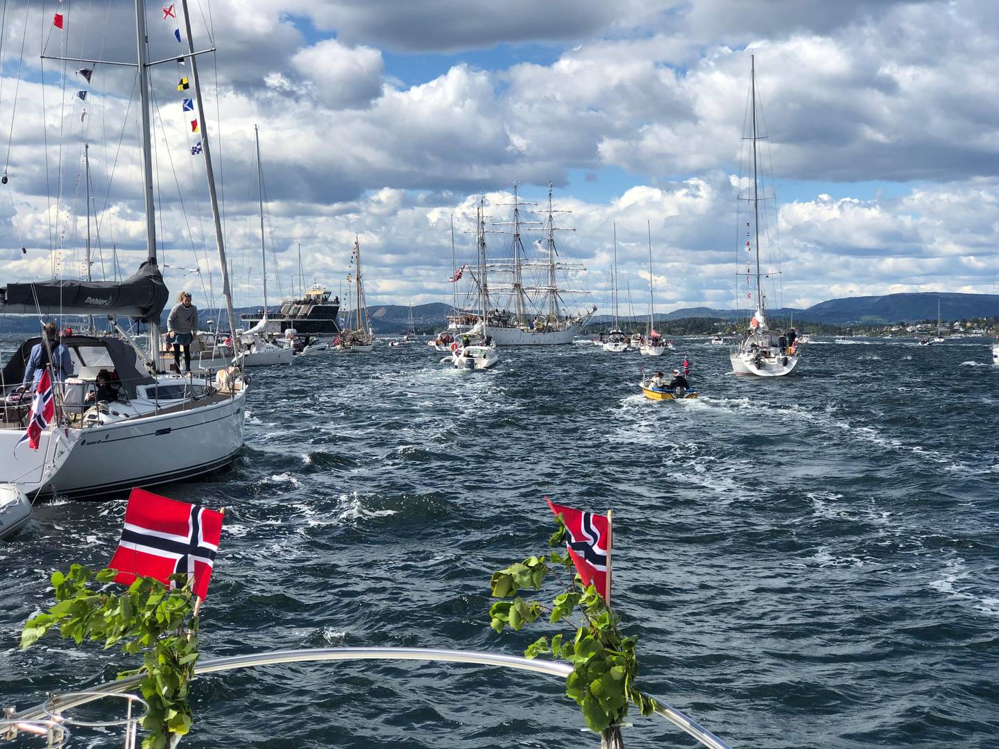 Oslo 20200517. 
Mange hadde tatt turen på fjorden denne 17. mai og deltok i båtkortesjen sammen med Christian Radich.
Foto: Per-Helge Berg / NTB scanpix